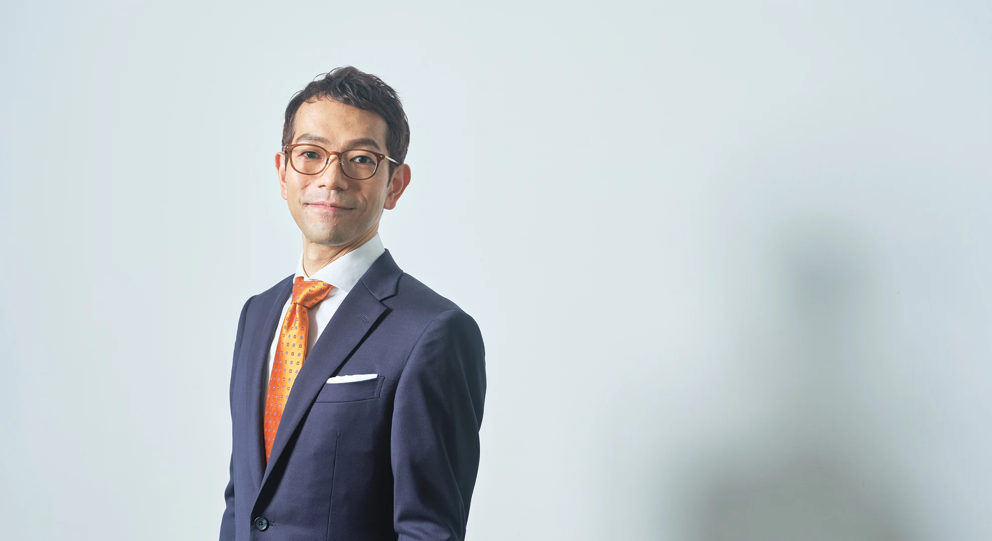 MASTER HOLDINGSの会社情報ページを象徴するビジュアル。株式会社マスターホールディングスの企業情報とWorld Upgradeの事業母体を表す。
